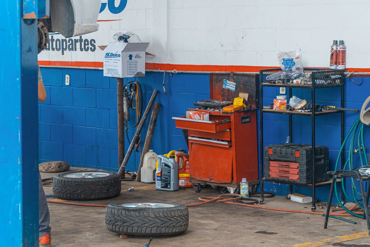 Interior de oficina de reparos automotivos